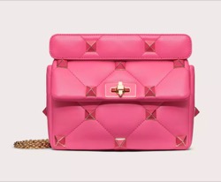 ピンクのショルダーバッグ