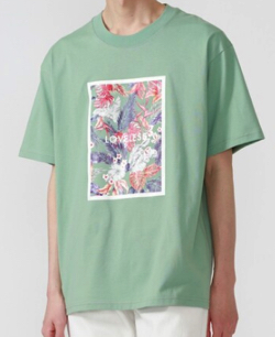 ライトグリーンのボタニカルプリントTシャツ