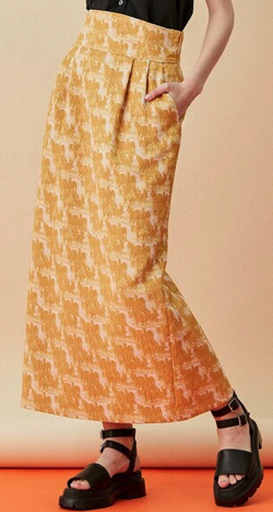 オレンジのジャガードロングスカート