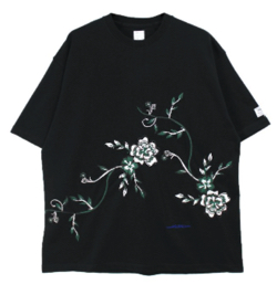 ブラックの花柄Tシャツ