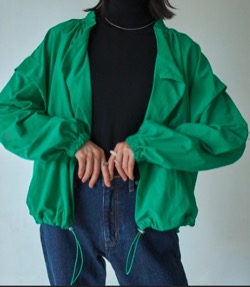 グリーンのナイロンジャケット
