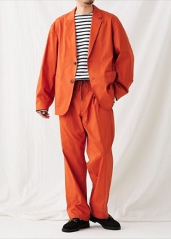 オレンジのジャケット・パンツ