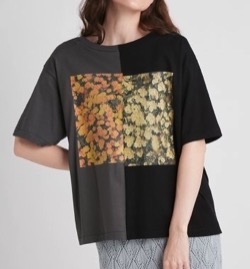 黒い花柄プリントTシャツ