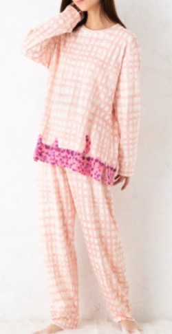 ピンクのチェックパジャマ