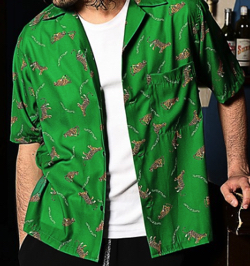 グリーンの総柄タイガープリントシャツ