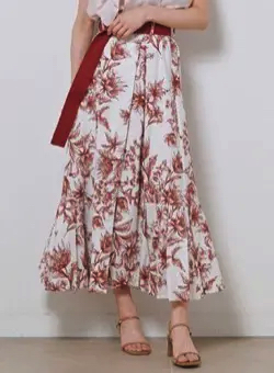 赤い花柄のロングスカート