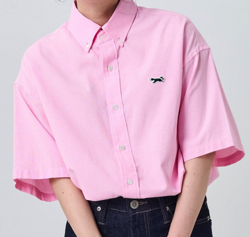 ピンクのショートスリーブシャツ