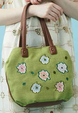 グリーンの花柄バッグ
