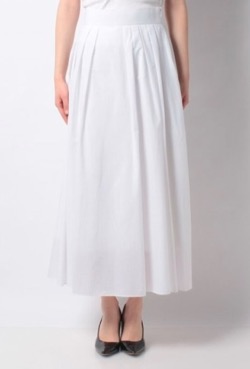 白いフレアスカート