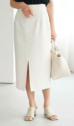 ホワイトのナロースカート