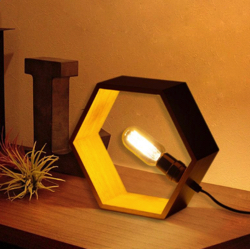 木製の六角形ランプ