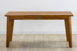 木製のダイニングテーブル
