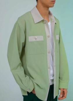 グリーンの配色長袖シャツ