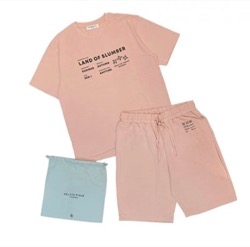 ピンクのTシャツ