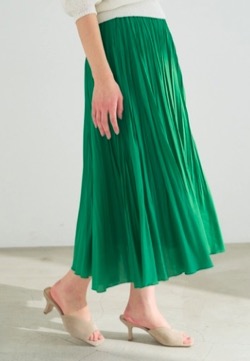 グリーンのロングスカート