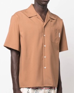 ブラウンの半袖シャツ