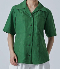 グリーンのオープンカラーシャツ