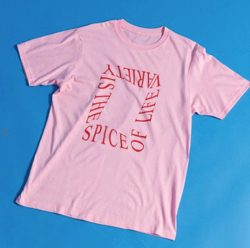 ピンクのプリントTシャツ