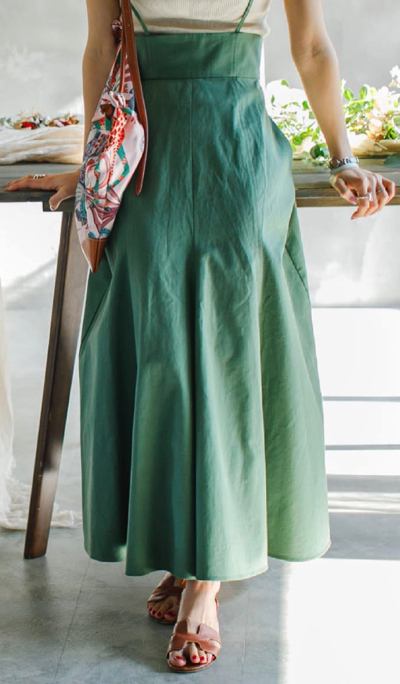 グリーンのサロペットスカート