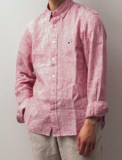 ピンクのシャツ