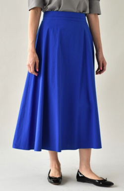 ブルーのフレアスカート