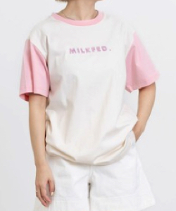 【池端杏慈】アイボリーxピンクのTシャツ
