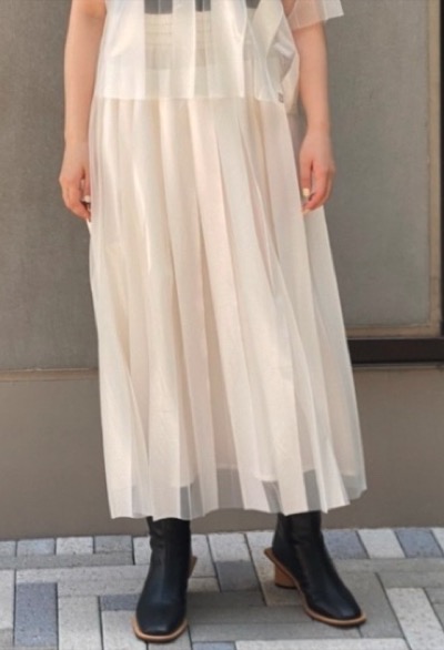 白いフレアロングスカート