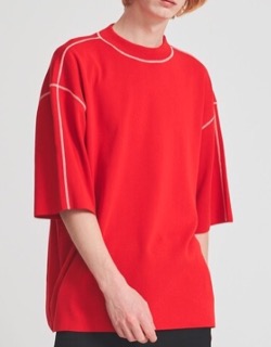 赤いカットソーTシャツ