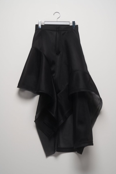 黒いアシメデザインスカート