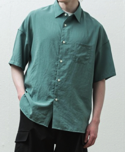 グリーンの半袖シャツ