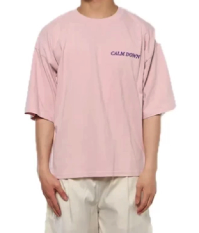 ピンクのロゴTシャツ