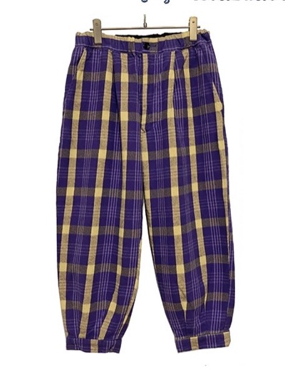 紫とイエローのチェックのモモヒキ型パンツ