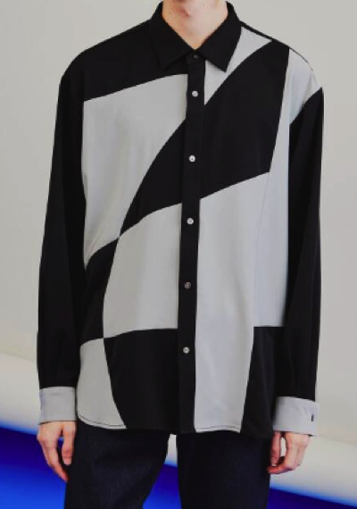 tk.TAKEO KIKUCHI(ティーケー タケオ キクチ)・ブラックxグレーのグラフィックシャツ