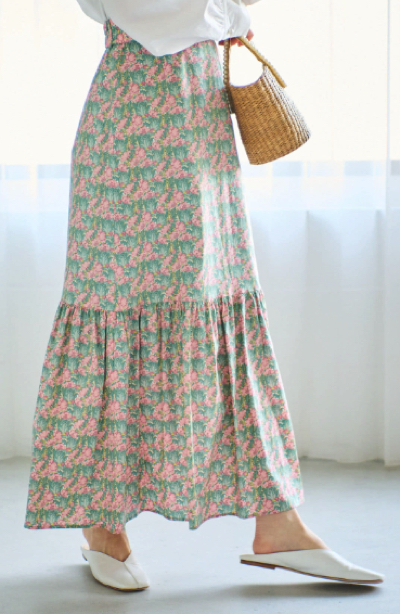La boutique BonBon(ラブティックボンボン)・グリーンxピンクの小花柄ティアードマキシスカート