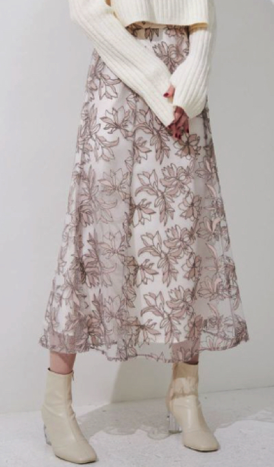 MERCURYDUO(マーキュリーデュオ)・ピンクベージュの刺繍フレアスカート