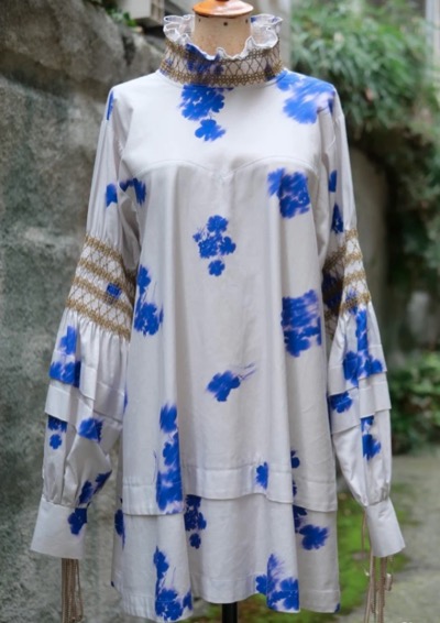 tiit tokyo/スモッキング刺繍&水彩風プリント･ロングプルオーバーブルーのフラワー柄ブラウス