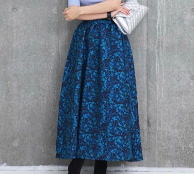 OBLI(オブリ)・ブルーの花柄ジャガードスカート