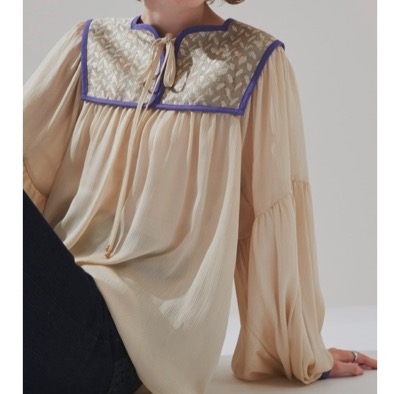  Unitageバルーン袖バイカラーブラウスアイボリーのムラサキ刺繍デザインブラウス