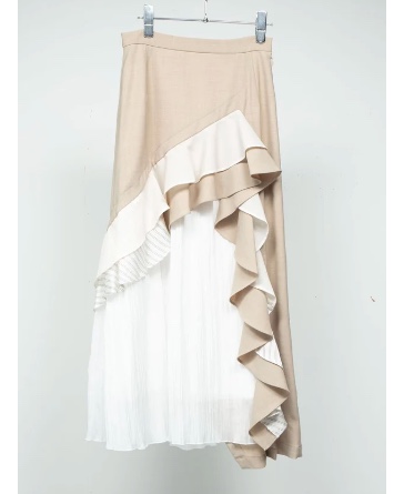 FUMIKULayered Frill Skirt番宣衣装：ベージュのフリルデザインロングスカート