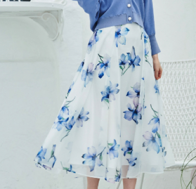 noela（ノエラ）・ホワイトxブルーの花柄スカート
