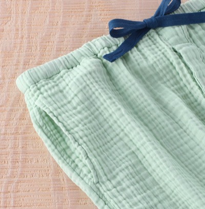 UCHINOグリーンの半袖パジャマパンツのデザイン