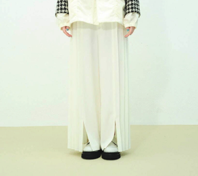 こっち向いてよ向井くん 波瑠（はる）衣装・番宣で着用のパンツ・THE KEIJI（ザ・ケイジ）ホワイトのプリーツワイドパンツ