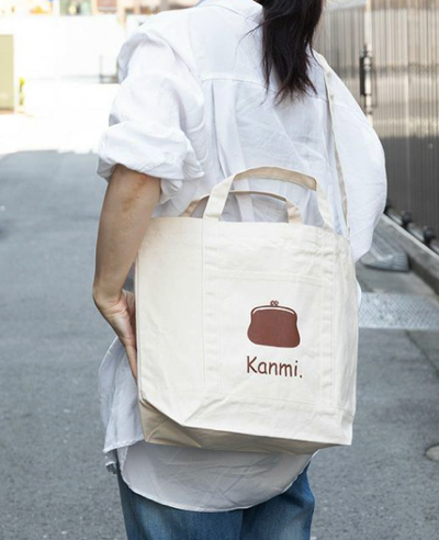 Kanmi（カンミ）アイボリーのプリントトートバッグ