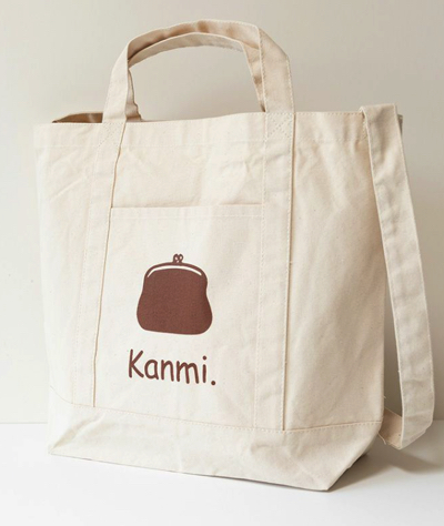 Kanmi（カンミ）アイボリーのプリントトートバッグ
