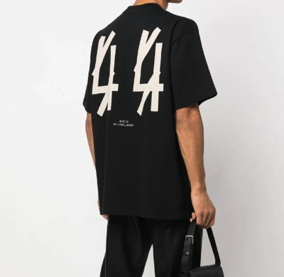 44 LABEL GROUP（フォーティーフォーレーベルグループ）ブラックの半袖ロゴTシャツ