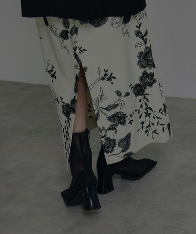 Ameri VINTAGE（アメリビンテージ）アイボリーのフラワープリントタイトスカート