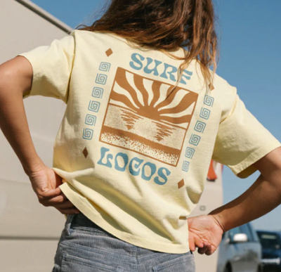 SURFLOCOS（サーフロコス）ライトイエローのバックプリント半袖Tシャツ