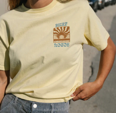 SURFLOCOS（サーフロコス）ライトイエローのバックプリント半袖Tシャツ