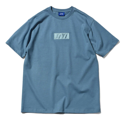 LFYT（エルエフワイティー）ライトブルーのロゴ半袖Tシャツ