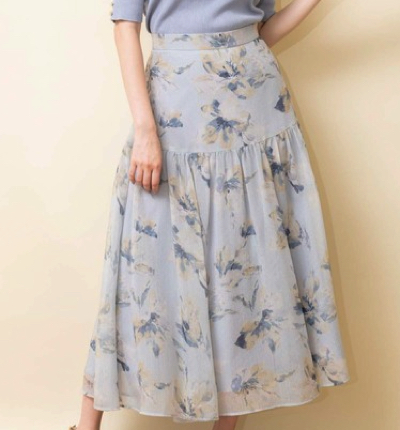 Noela（ノエラ）サックスブルーの花柄スカート